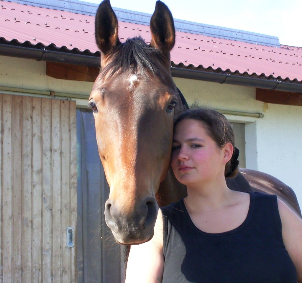 Michaela als Jugendliche mit ihrem Pferd Apache