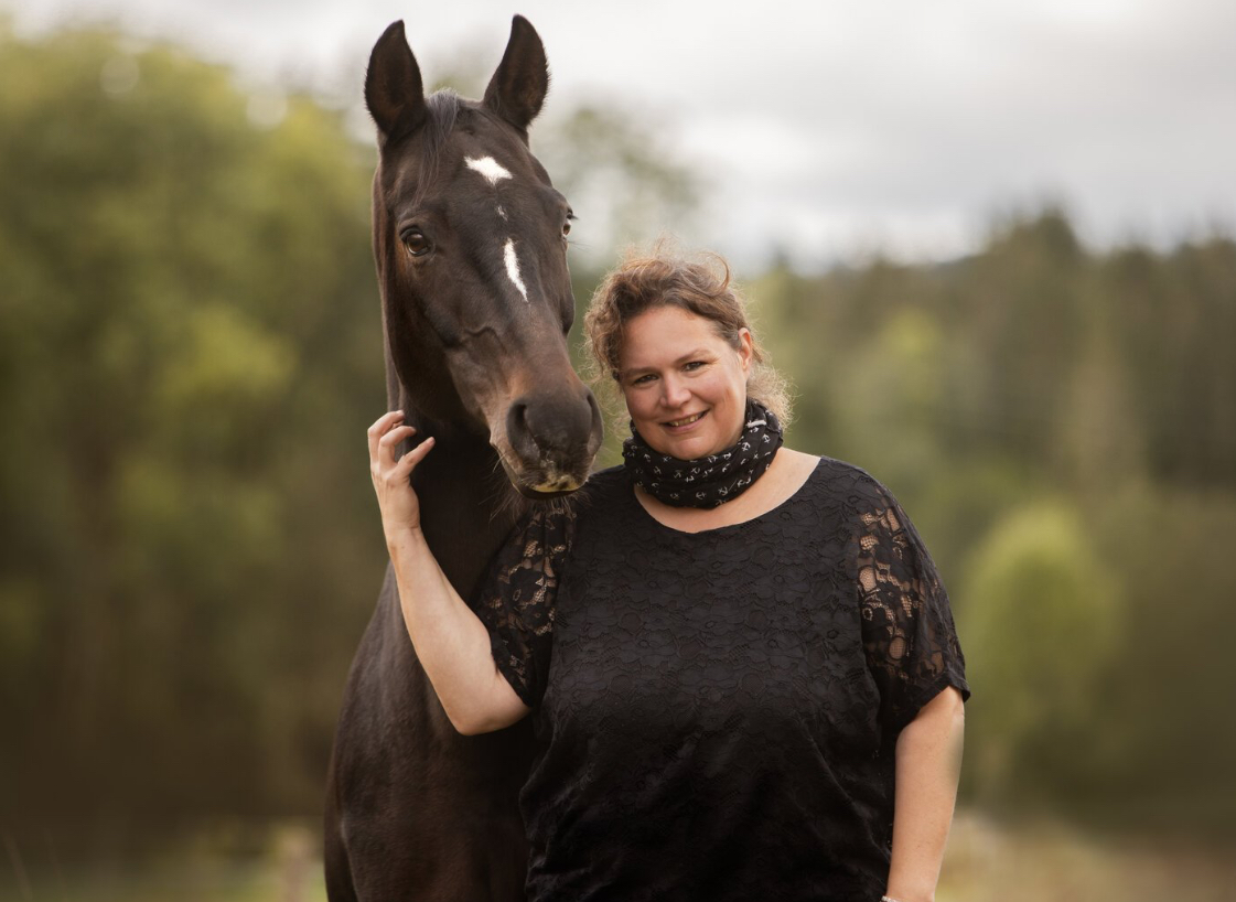 Michaela Thoma mit ihrem Pferd im Südschwarzwald